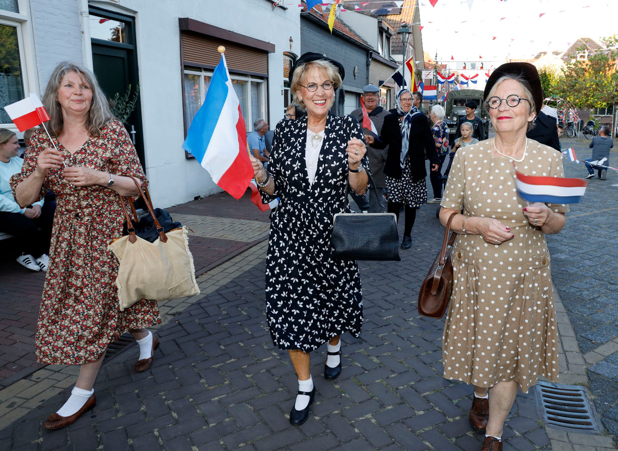 vlotter bijl Uitgraving Met vlaggetjes zwaaien in de mode van toen tijdens Vrijheidstocht in Axel |  Foto | pzc.nl