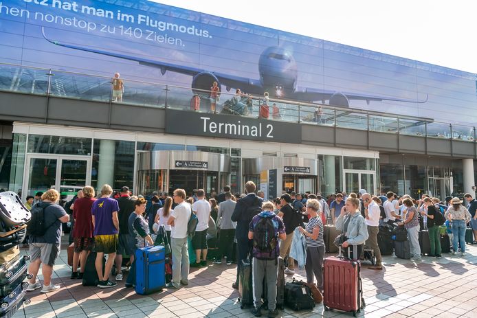 In München is een deel van de luchthaven ontruimd. Alle passagiers van terminal 2 moesten terug door de veiligheidscontrole. Ook delen van terminal 1 werden gesloten omwille van de veiligheid.