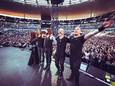 Epica (met Coen Janssen op rechts) dankt het publiek na de show in Parijs