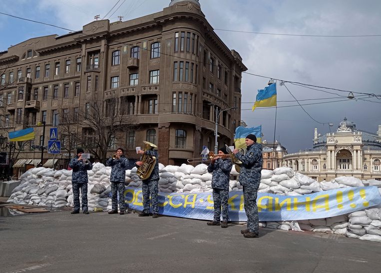 Een blaasorkest speelt een strijdlied in de gebarricadeerde straten van Odessa.  Beeld REUTERS