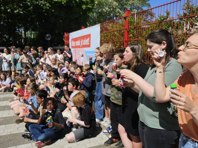 Leerlingen Heilig Hartschool blazen bellen voor rookvrije schoolomgeving: “Zien liever zeepbellen dan sigarettenrook”

