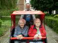 Enkele bewoners van WZC Sint-Bartholomeus trappen het RiksjaRijden af. De twee bewoners in de riksja zijn Lieve Antonissen (87) en Clementine Theuninck (85), vrijwillige fietser is Dirk Delanghe (65).