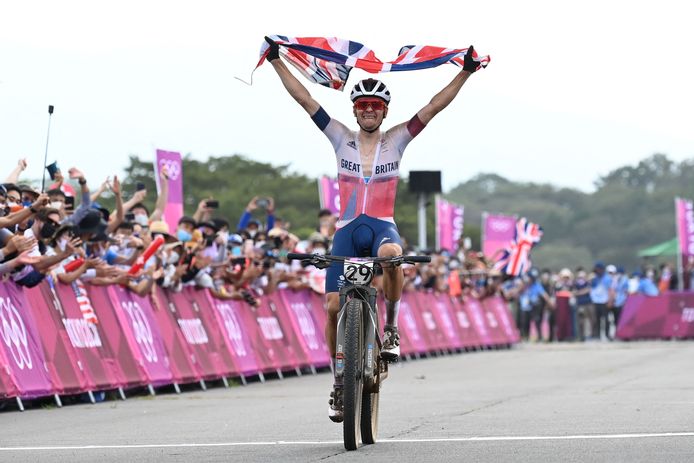 Tom Pidcock viert zijn zege met tranen en de Britse vlag.