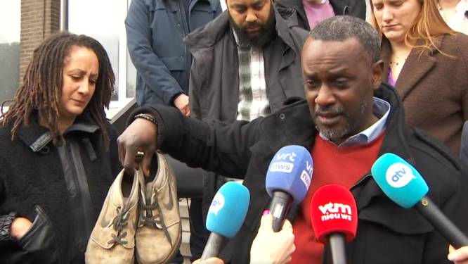  
KIJK. Papa van Sanda Dia toont de schoenen van zijn zoon: “Dit is het enige wat me nog rest van hem” 