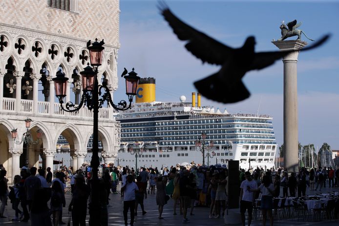 Een cruiseschip passeert het San Marcoplein in Venetië.