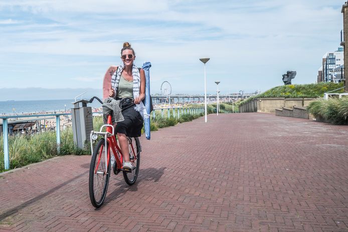 Verslaggeefster Christy Dollen op een HTM-fiets.
