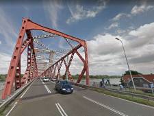 Rijkswaterstaat koelt Spijkenisserbrug vanwege hitte