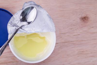 Pourquoi une couche liquide se forme-t-elle sur le yaourt et peut-on la consommer?