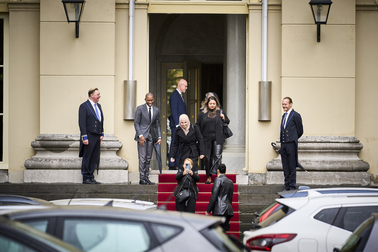 Gedupeerde ouders van de toeslagenaffaire verlaten Paleis Noordeinde na een gesprek met Koning Willem-Alexander. De ouders hadden de koning gevraagd om een gesprek.  Beeld ANP