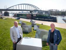 Cruisevaart ligt stil aan Rijnkade en vraagt Arnhem om clementie met liggelden