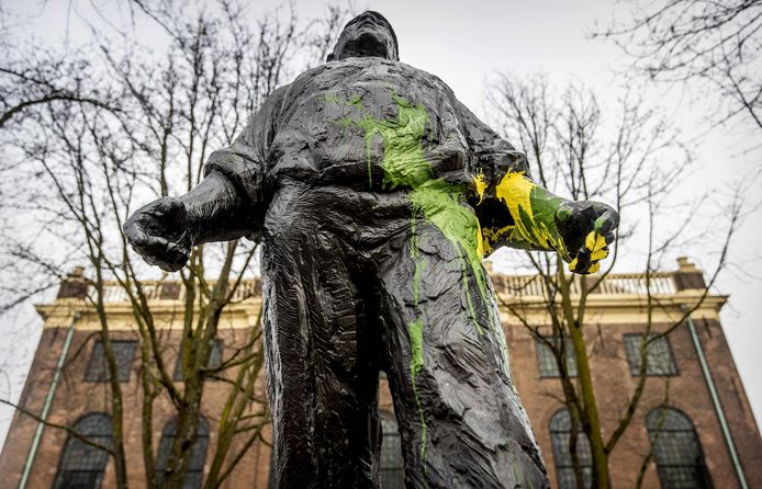 Vrijdag bleken in Amsterdam verschillende gebouwen en het beeld van de Dokwerker te zijn besmeurd met groene en gele verf, de clubkleuren van ADO.