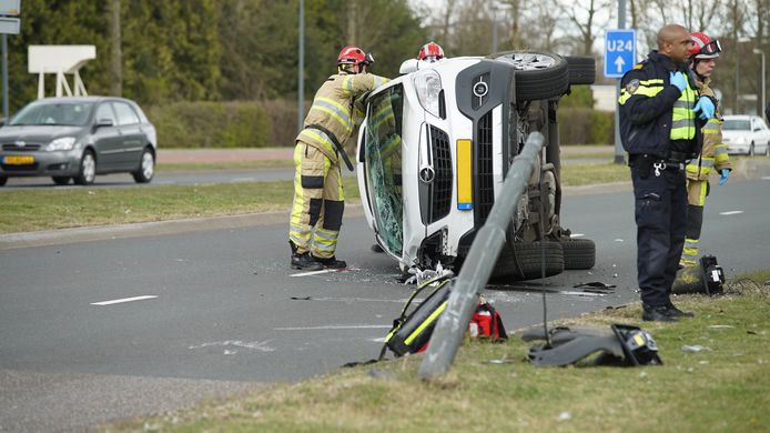 De auto kwam op zijn kant terecht op de Snipperlingsdijk in Deventer