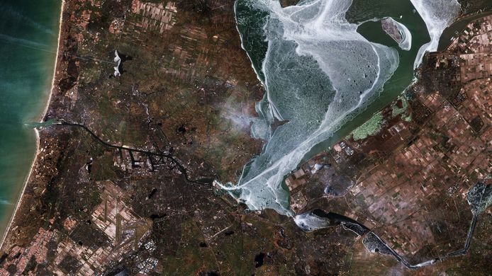 Het is al weer even geleden.... maar de Europese Ruimtevaartorganisatie ESA heeft vandaag een foto vrijgegeven die de Sentinel-2 satelliet heeft gemaakt op 2 maart van Nederland . Hierop is het bevroren Markermeer te zien. Nog even nagenieten voor diegene die ruim 2 weken geleden nog op het ijs hebben gestaan.