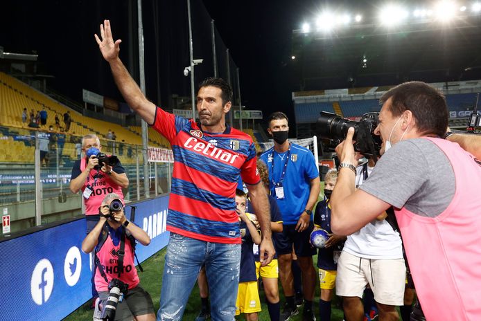 Gianluigi Buffon tijdens zijn presentatie bij Parma,