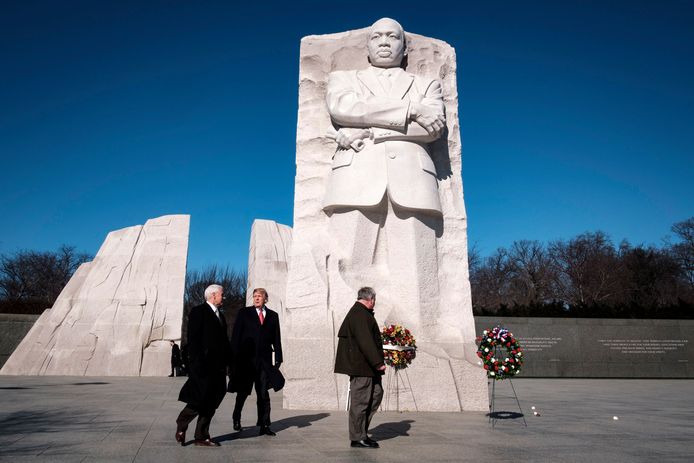 De Amerikaanse president Donald Trump (midden) en vicepresident Mike Pence (links) bij het monument voor de in 1968 vermoorde dominee en mensenrechtenactivist Martin Luther King.