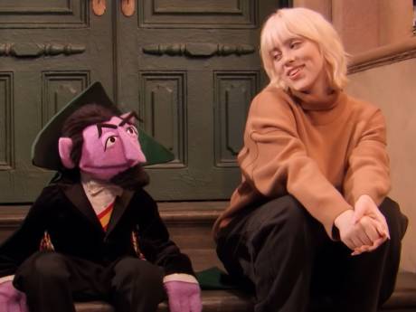 Billie Eilish zingt duet met Graaf Tel in Sesamstraat en gaat viraal