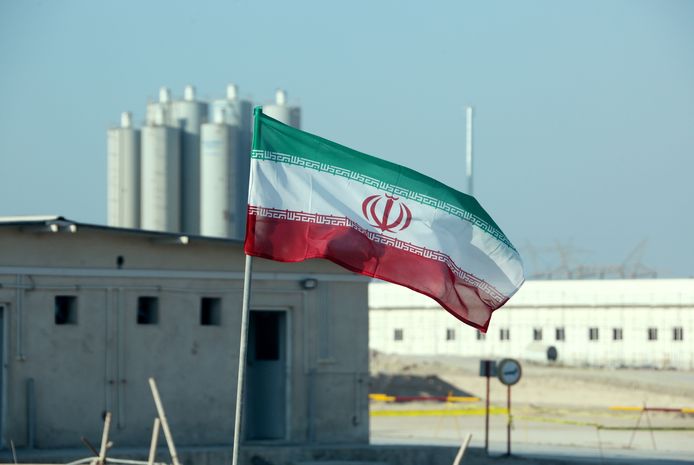 Een Iraanse vlag wappert aan de nuceaire fabriek in de stad Bushehr.