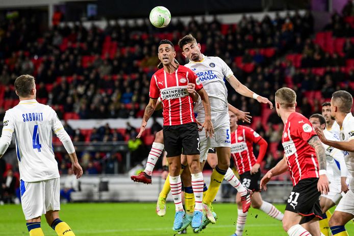 Bij afwezigheid van Cody Gakpo moet Eran Zahavi (midden) het doen voor PSV.