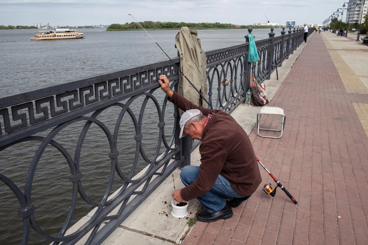 Geoloog Vasili Stepanovitsj vist op zijn vrije dag aan de boulevard. Beeld Arthur Bondar