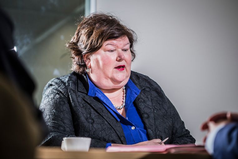Minister De Block vraagt ongeruste ouders nog heel even geduld te oefenen. Beeld Jonas Lampens
