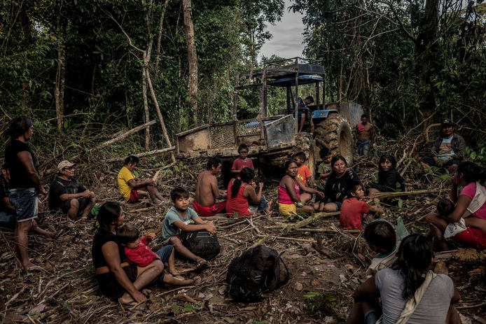 De Munduruku-stam pauzeert tijdens het werk. Ze ontginnen illegaal een deel van eht Amazonewoud.