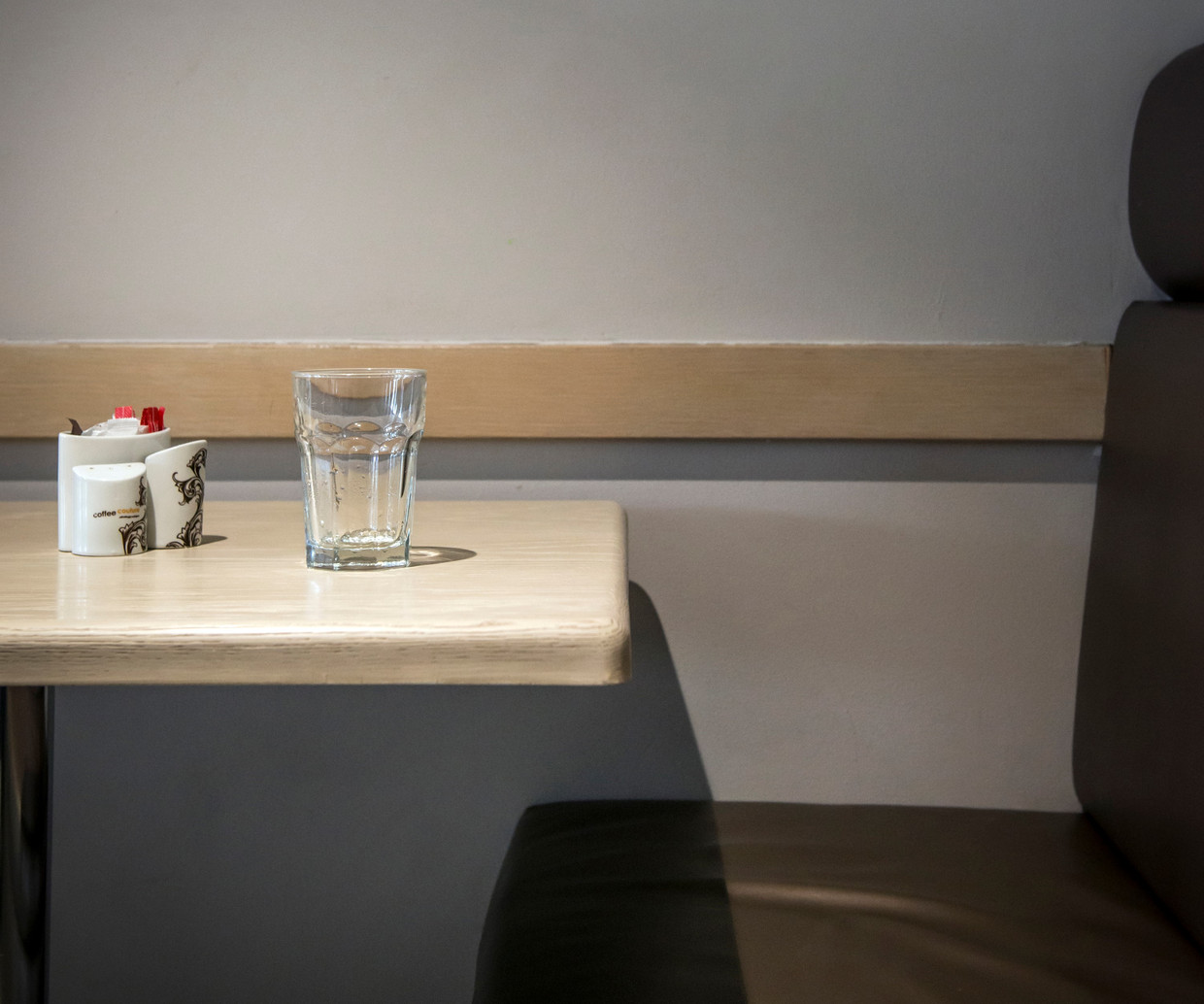 Het ziekenhuiscafé in Kaapstad. De filosoof dronk Sprite-light. Beeld Bram Lammers