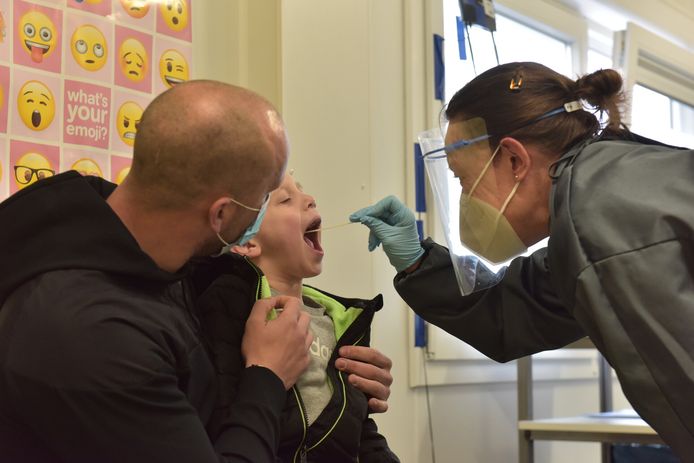 Ook bij kinderen wordt met dezelfde wattenstokjes als voor volwassenen gewerkt op de corona teststraat.