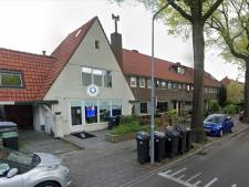 Vrijwilligers uit Hilversum krijgen een tulpparaplu als bedankje