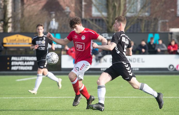 Renswoude-aanvaller Ruben Smit probeert Jordie Koudijs (Advendo) op snelheid te passeren.