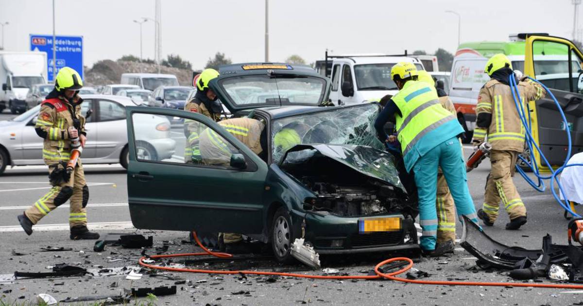 Twee gewonden bij zware botsing op A58 bij Oost-Souburg.