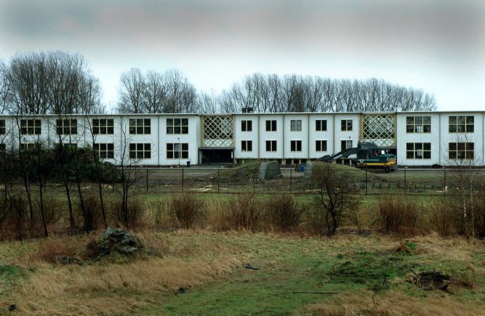 Begin van de sloopwerkzaamheden aan de voormalige Pontonnierskazerne bij Keizersveer (2000).