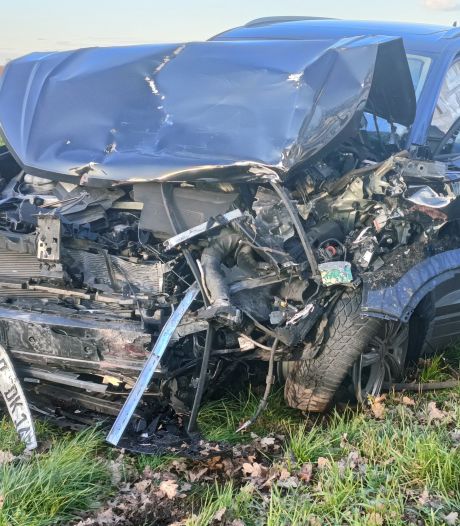 Een wonder: grote ravage na ongeval in Aalten, maar bestuurder komt met schrik vrij