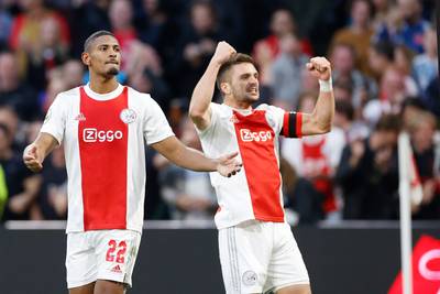 Ajax laat in droomweek ook niets heel van PSV, Tadic en Haller schitteren in topper