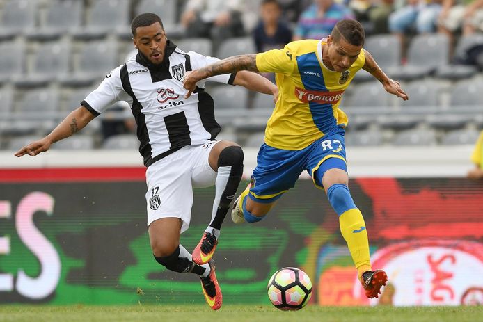 Brandley Kuwas (l) duelleert met Arouca-speler Zequinha. Voor Heracles zat het Europese avontuur er in 2016 al na twee duels weer op.