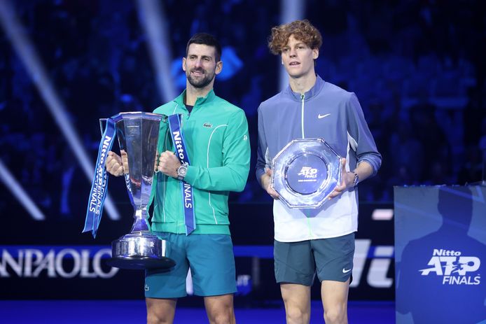 Djokovic en Sinner poseren met hun trofeeën