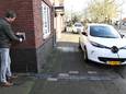 In Dongen wordt al langer geëxperimenteerd met de kabelgoottegel voor het opladen van elektrische auto’s. Inwoner Armand Hermans was een van de initiatiefnemers.