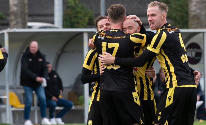WNC-aanvoerder Nehemia Sanaky (tweede van rechts) is de gevierde man na zijn doelpunt. Sam van Doremalen (rechts) viert het feestje mee.