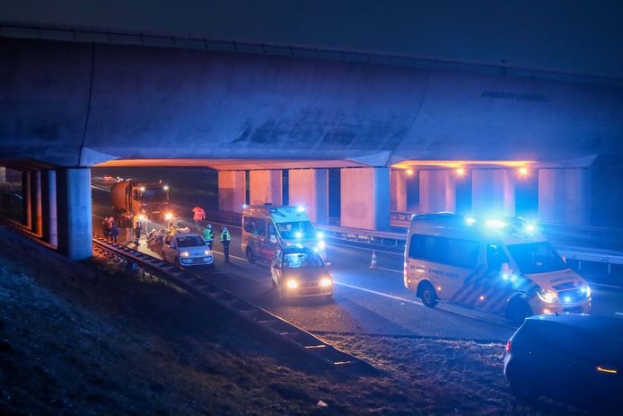 Ook de N31 richting Leeuwarden tussen Garijp en Leeuwarden-Oost is afgesloten vanwege een ongeluk. De bestuurder moest met spoed naar het ziekenhuis gebracht worden.