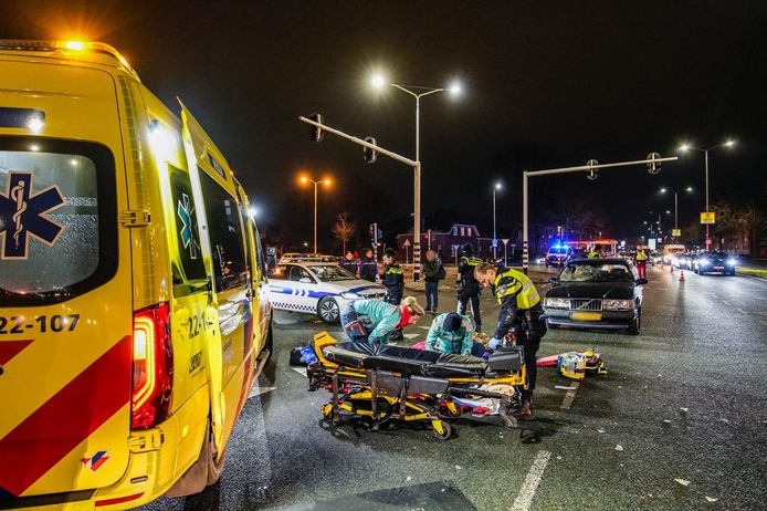 Fietsster aangereden door een auto op de rondweg in Eindhoven.