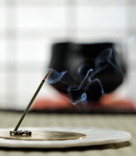 Faire brûler de l'encens est aussi nocif que fumer à l'intérieur, selon Test Achats