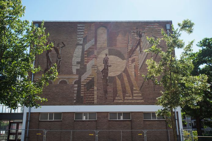 Het kunstwerk op de Walewyc Mavo nog in volle glorie.