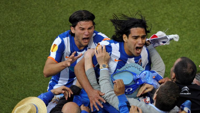 Sapunaru (l) won met FC Porto de Europa League, vooral dankzij Falcao (r). Beeld reuters