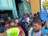 Chaos: stakend personeel neemt Disneyland Parijs over