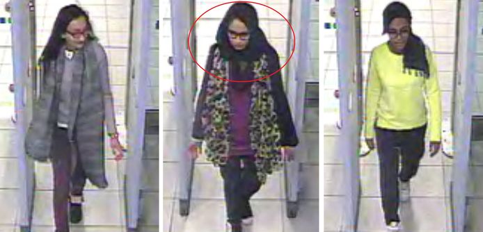 Kadiza Sultana, Shamima Begum en Amira Abase (v.l.n.r.)  op het moment dat ze door de beveiliging gaan op de luchthaven van Gatwick in 2015. Alleen Begum zou op dit moment nog in leven zijn. Ze zit in een Syrisch kamp en wil terugkeren.