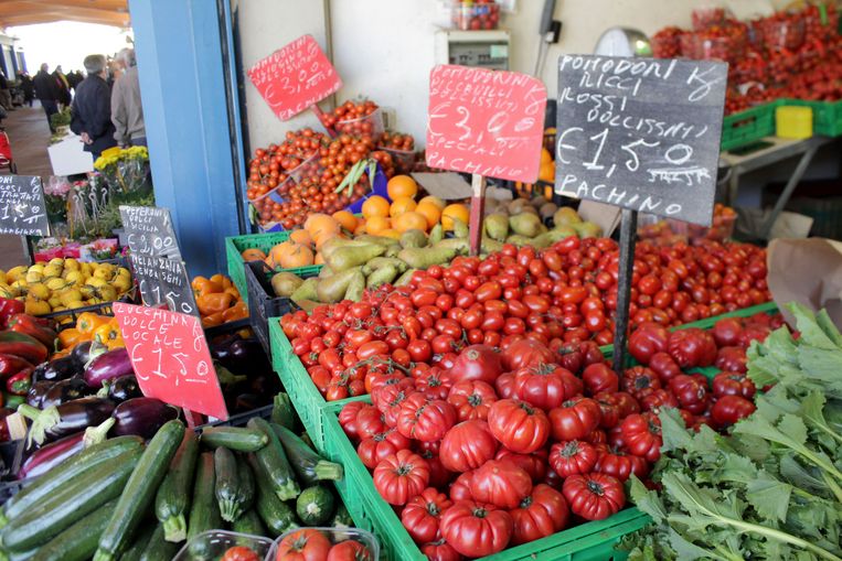Verdure fresche in un mercato di Bari, Italia.  L'aumento dei prezzi dell'energia in particolare sta spingendo al rialzo i prezzi in Italia.  Immagine Getty Images