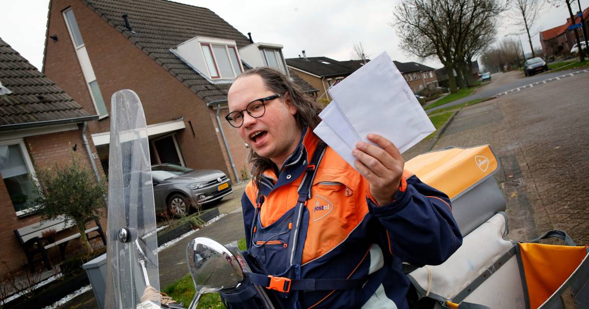 Zingende Postbode Gerard hoor je al van ver aankomen: 'Ik ben er wel eens banen door verloren' - BD.