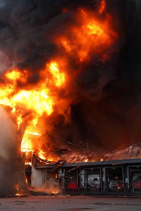Enorme brand in Oss na bijna 30 uur eindelijk onder controle: pand verloren, omliggende bedrijfspanden gered