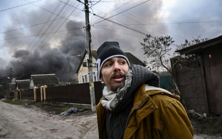 Deze inwoner van Stoyanka, een stad ten westen van Kiev, kijkt naar de verwoestingen in zijn woonplaats. Beeld AFP