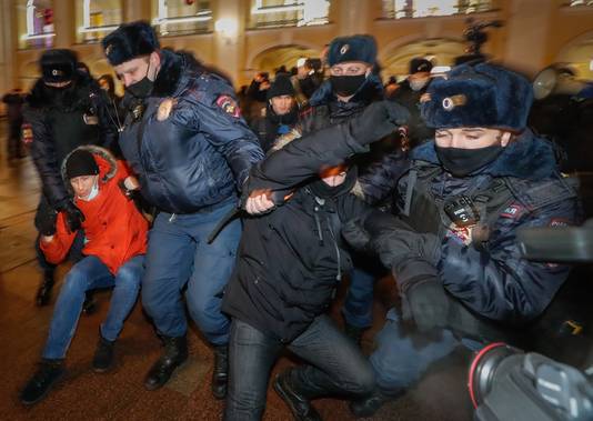 Agenten in Sint-Petersburg arresteren demonstranten.