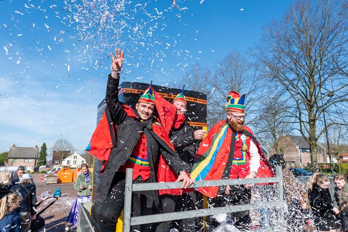 Ruim driehonderd grote en kleine leutvierders kwamen zaterdagmiddag in Bosschenhoofd kijken naar de onthulling van de Smoorfrêter en de mascotte van de vier bouwploegen. Deze twee blijven tot dinsdagavond op het centrale Midzomerplein staan. Het carnavalsfeest eindigt dan als het vuur vat op ze krijgt. Voorafgaand is er dan eerst nog een lampionnenoptocht. Met een buitenbar en muziek van dj Maximum Volume werd het een gezellig feest. Als grote verrassing kwam nar Johanneke in een grote doos aangereden, waarna hij met veel tamtam in zijn nieuwe pak wordt getoond.  Het motto is Nix Is `r Te zot.
